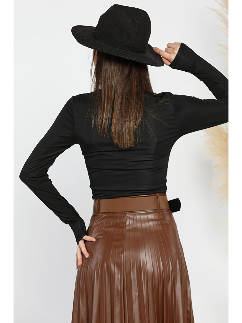 Siyah Bisiklet Yaka Ön Pencereli Crop Top Bluz-2