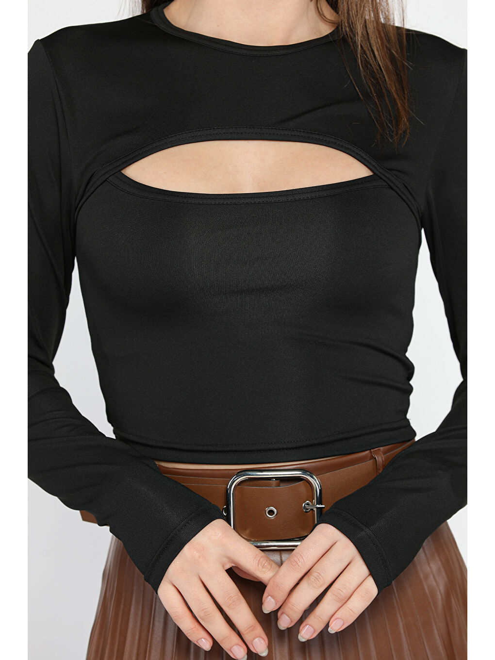 Siyah Bisiklet Yaka Ön Pencereli Crop Top Bluz-3