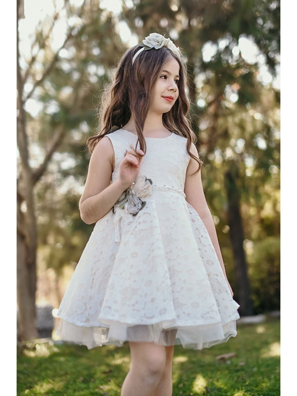 Ekru Kız Çocuk İşleme Kemerli Sırtı Çiçek Detaylı Dantel Elbise