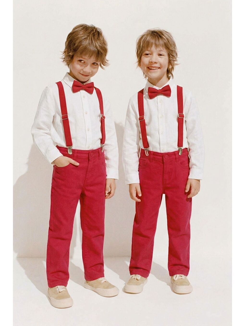 Karışık Erkek Çocuk Pamuklu Kırmızı Pantolonlu Askılı Papyonlu Gömlek Takım