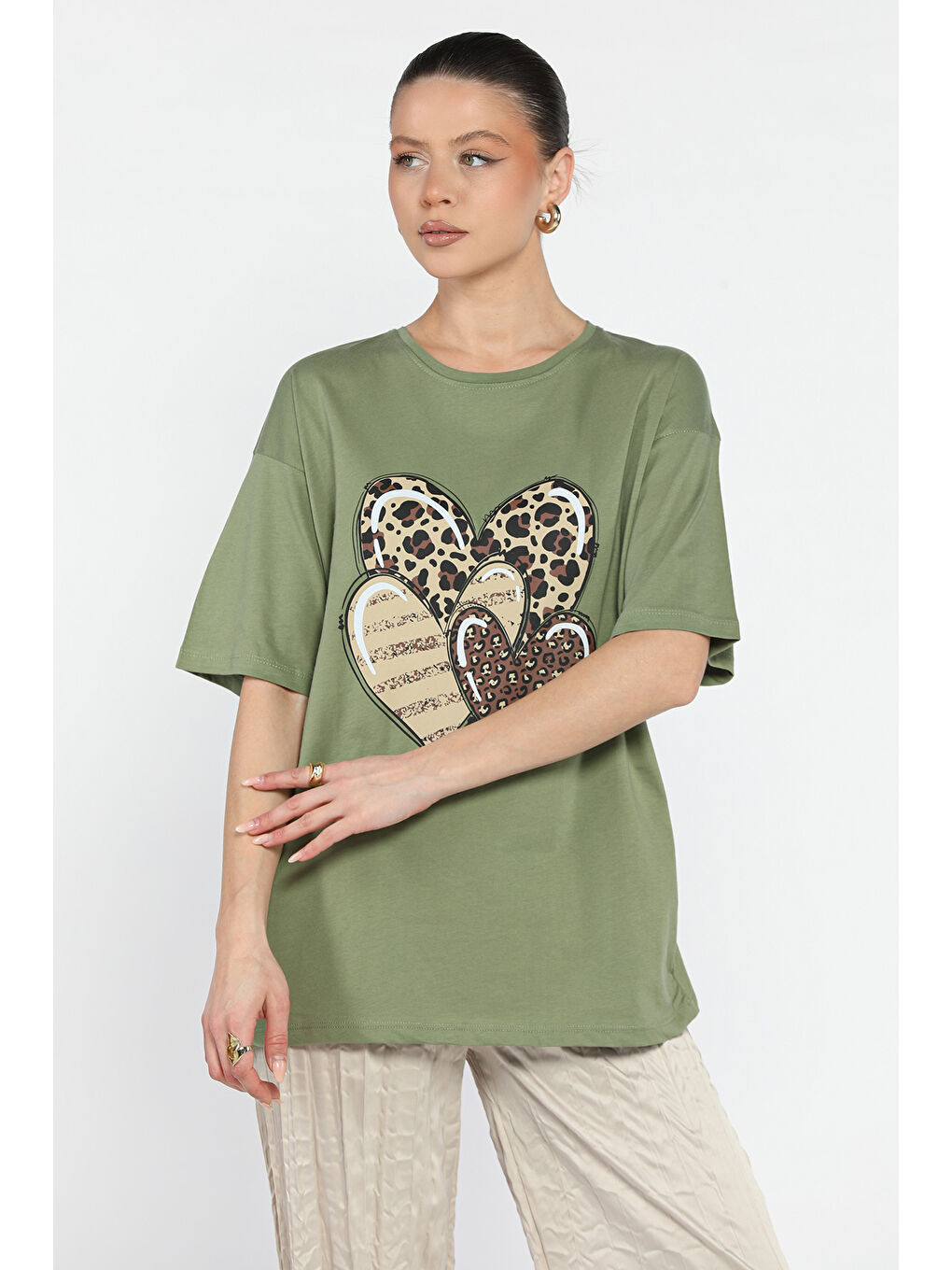 Haki Ön Leopar Desen Kalp Baskılı Bisiklet Yaka Kadın Tişört