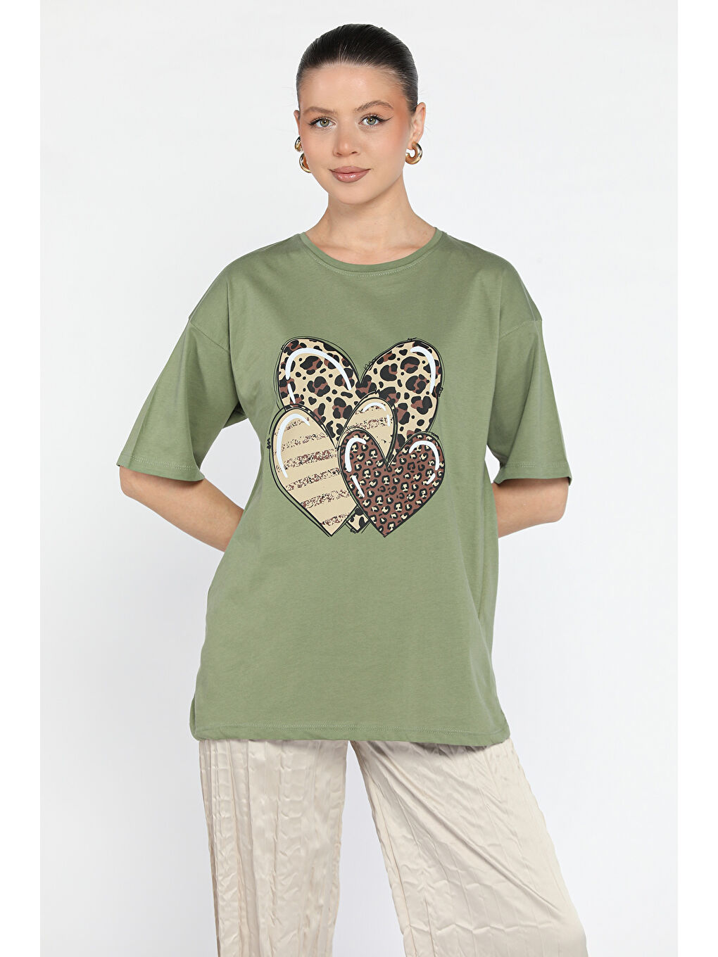 Haki Ön Leopar Desen Kalp Baskılı Bisiklet Yaka Kadın Tişört-1