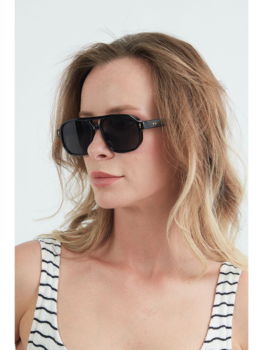 Siyah Metal Aksesuar Detaylı Güneş Gözlüğü