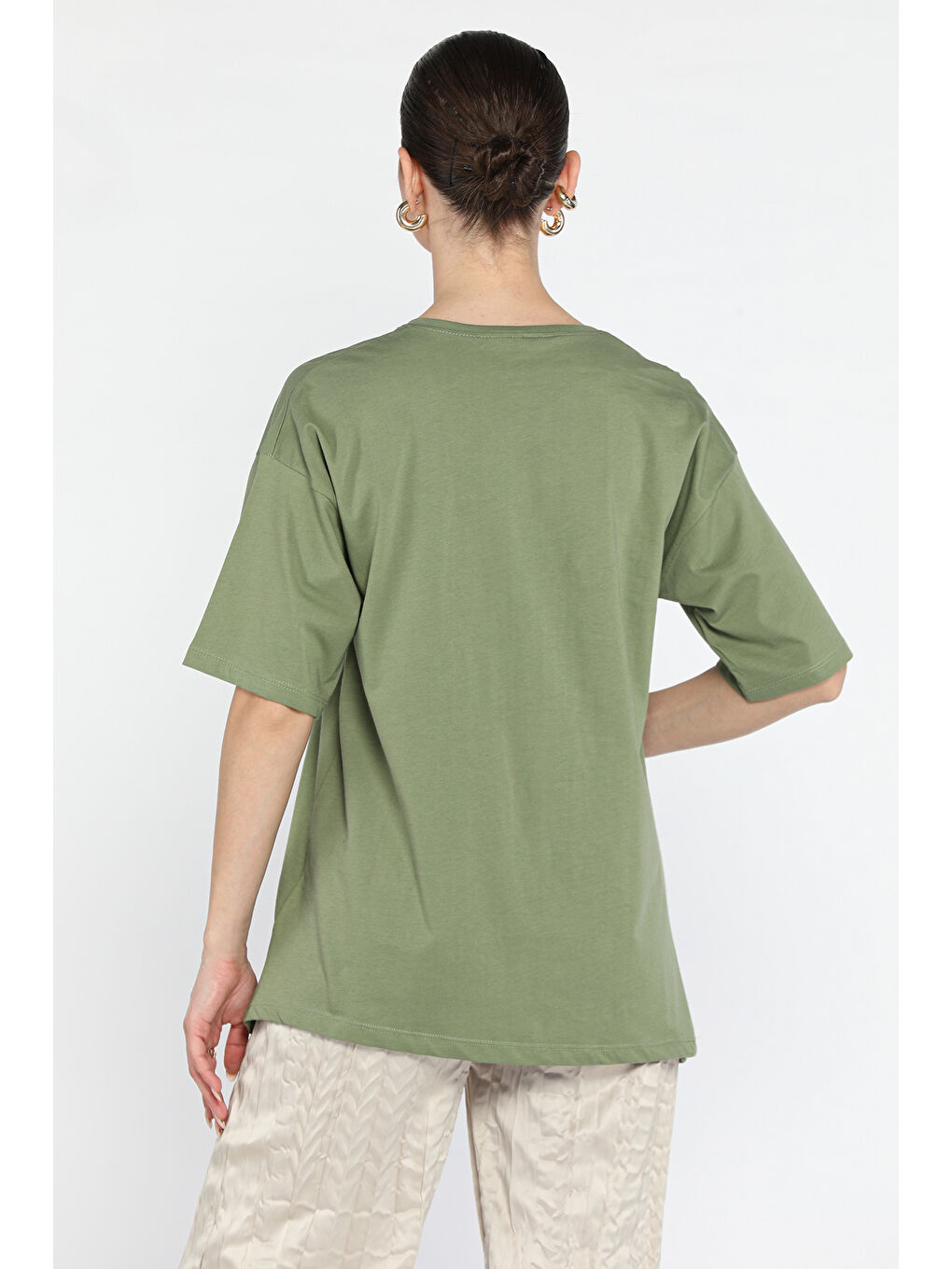 Haki Ön Leopar Desen Kalp Baskılı Bisiklet Yaka Kadın Tişört-2