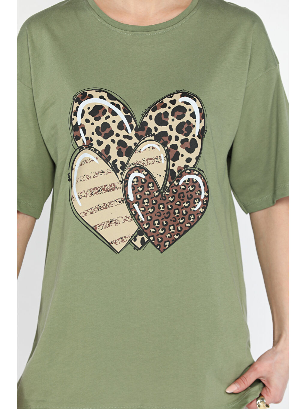 Haki Ön Leopar Desen Kalp Baskılı Bisiklet Yaka Kadın Tişört-3