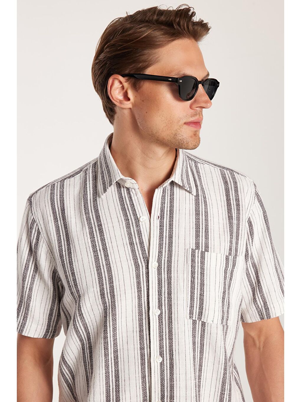 Karışık Erkek Regular Fit Klasik Kesim %100 Pamuk Keten Doku Tek Cepli Çizgili Kısa Kollu Gömlek