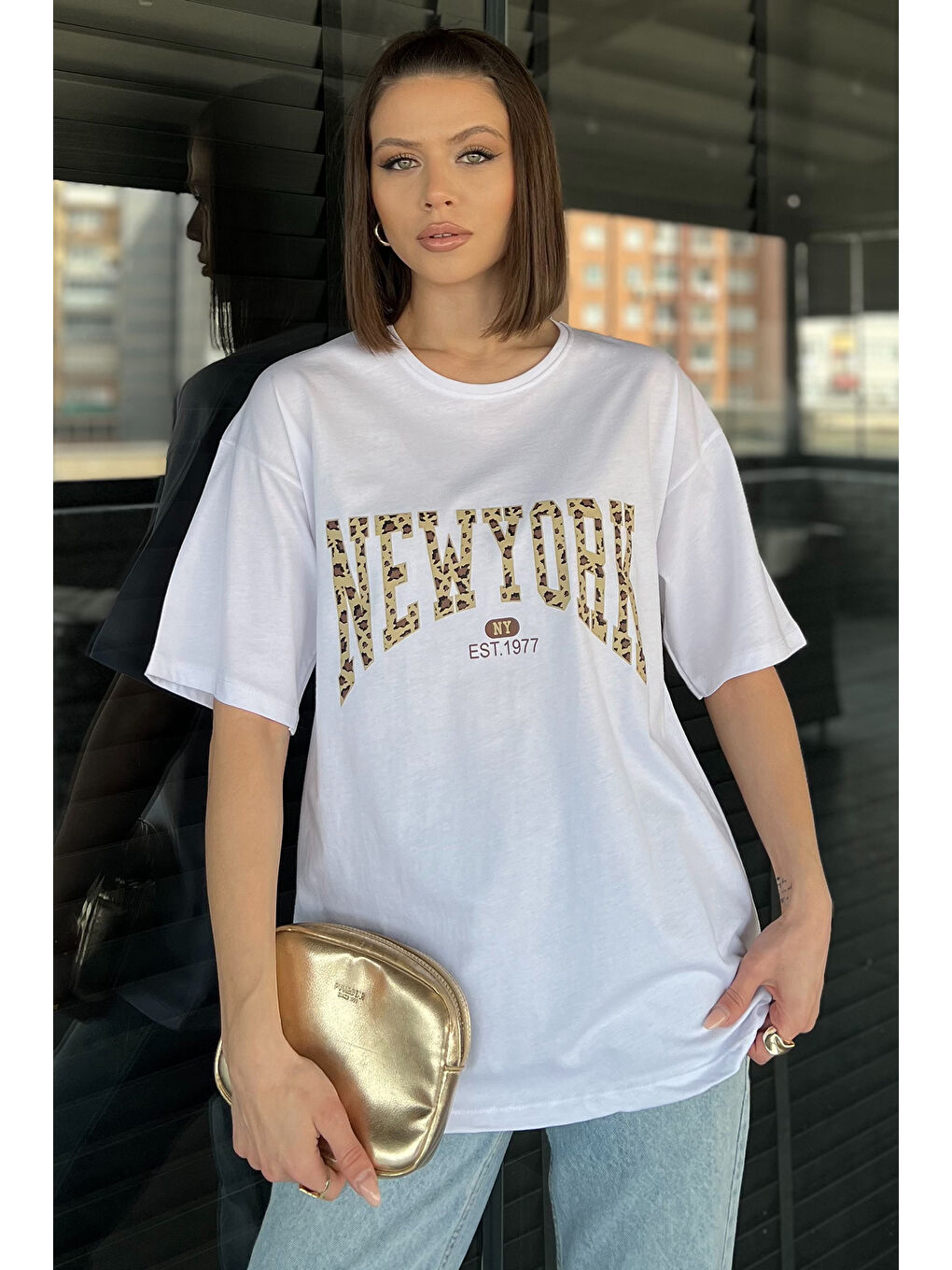 Beyaz Ön Leopar Desenli Yazı Baskılı Kadın Bisiklet Yaka Tişört