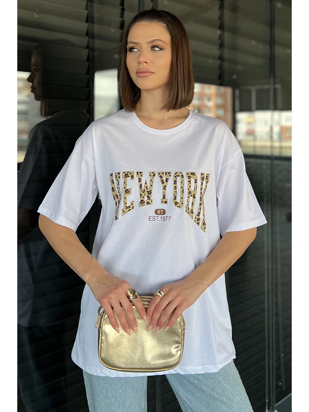 Beyaz Ön Leopar Desenli Yazı Baskılı Kadın Bisiklet Yaka Tişört-1