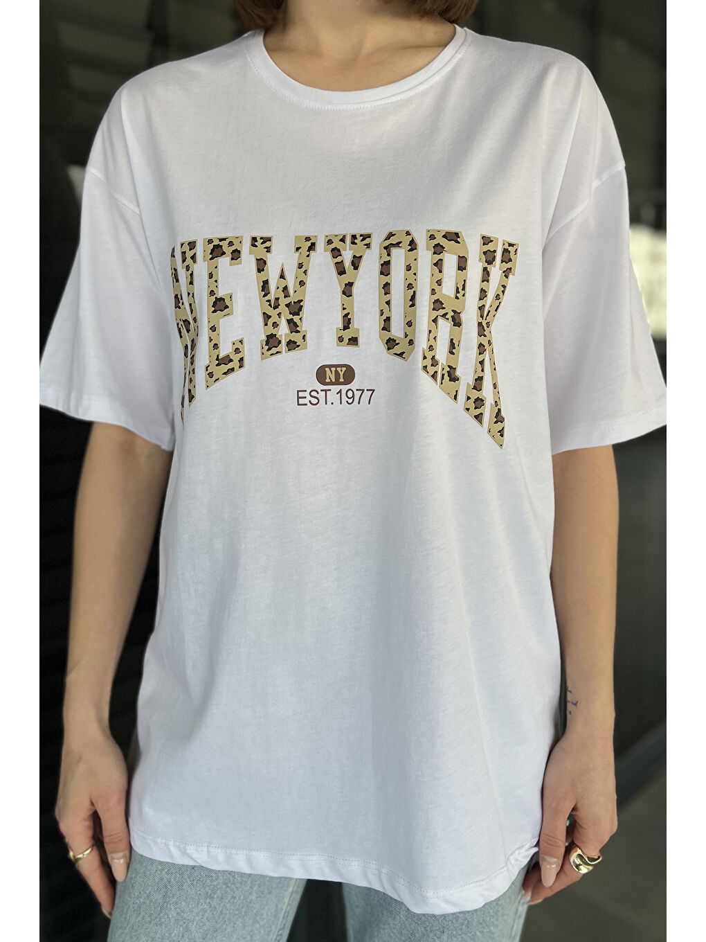 Beyaz Ön Leopar Desenli Yazı Baskılı Kadın Bisiklet Yaka Tişört-3