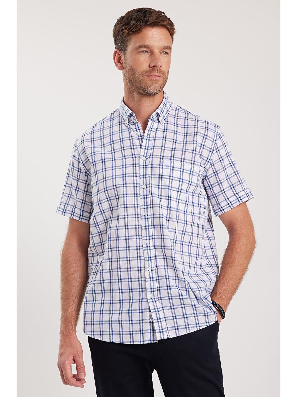 Karışık Erkek Regular Fit Klasik Kesim %100 Pamuk Keten Doku Cepli Kareli Kısa Kollu Düğmeli Yaka Gömlek