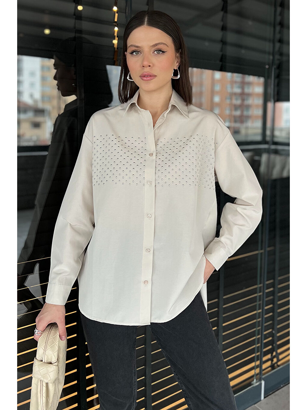 Bej Taş Detaylı Oversize Kadın Gömlek