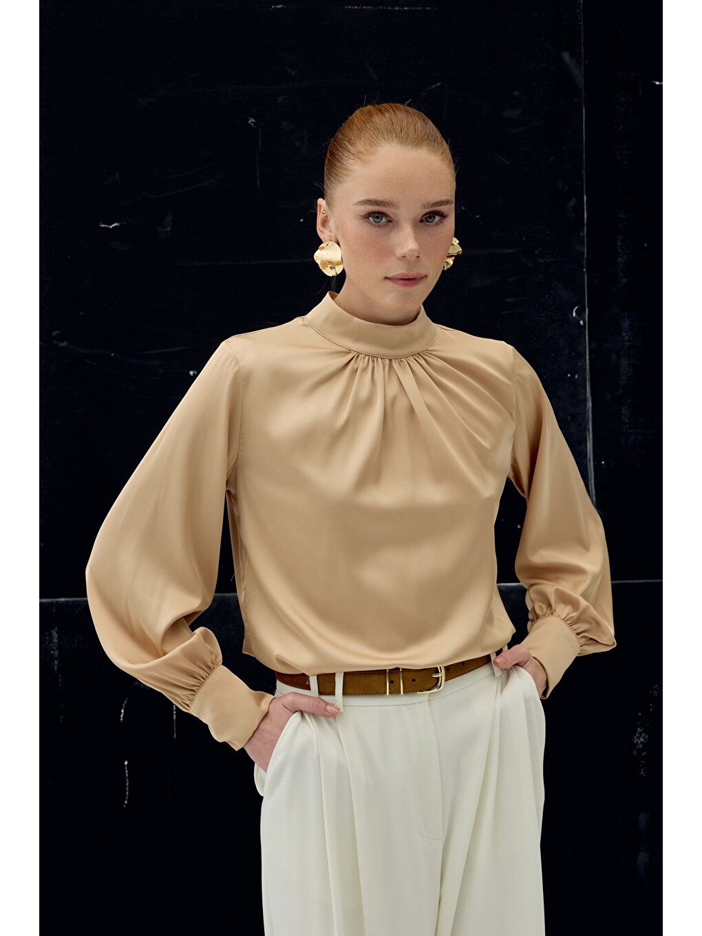 Kahverengi Yaka Detaylı Saten Bluz - Camel