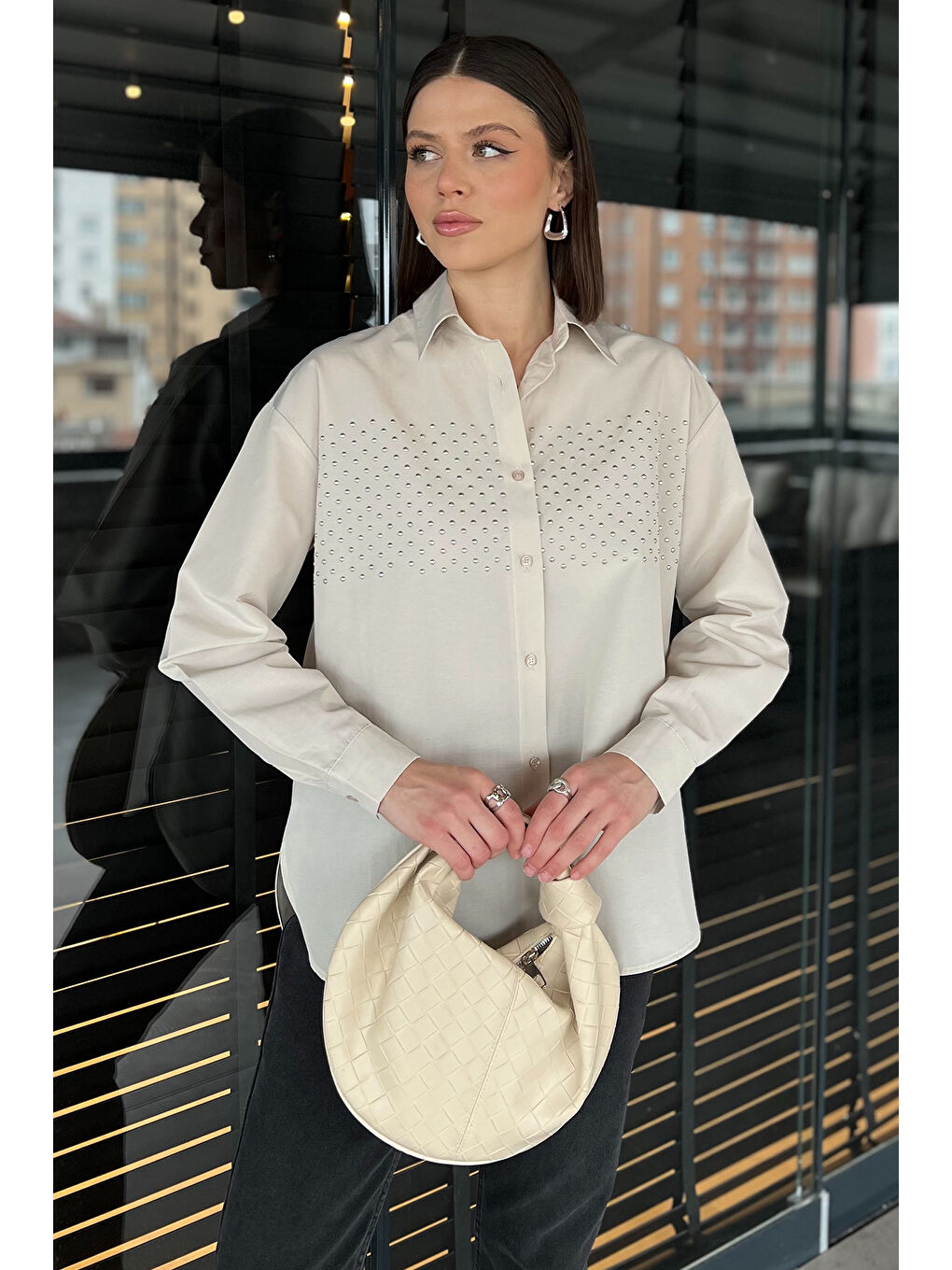 Bej Taş Detaylı Oversize Kadın Gömlek-1