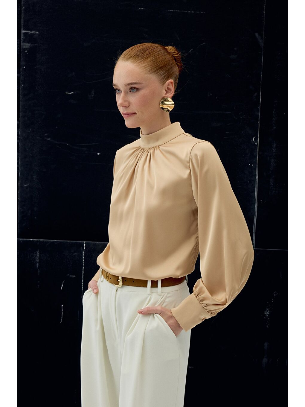 Kahverengi Yaka Detaylı Saten Bluz - Camel-1