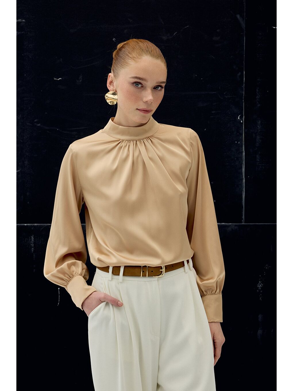 Kahverengi Yaka Detaylı Saten Bluz - Camel-2