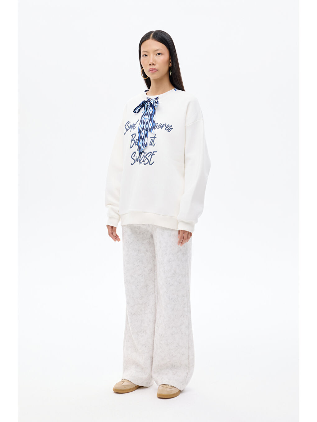 Fularlı Yazı Nakışlı Oversize Sweatshirt Ekru-2