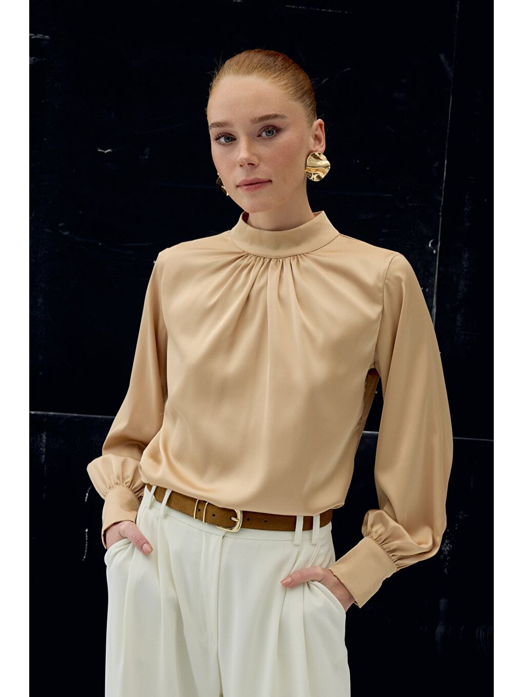 Kahverengi Yaka Detaylı Saten Bluz - Camel-3