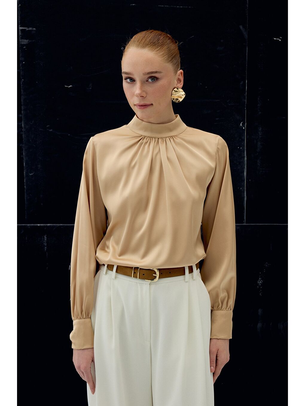 Kahverengi Yaka Detaylı Saten Bluz - Camel-4