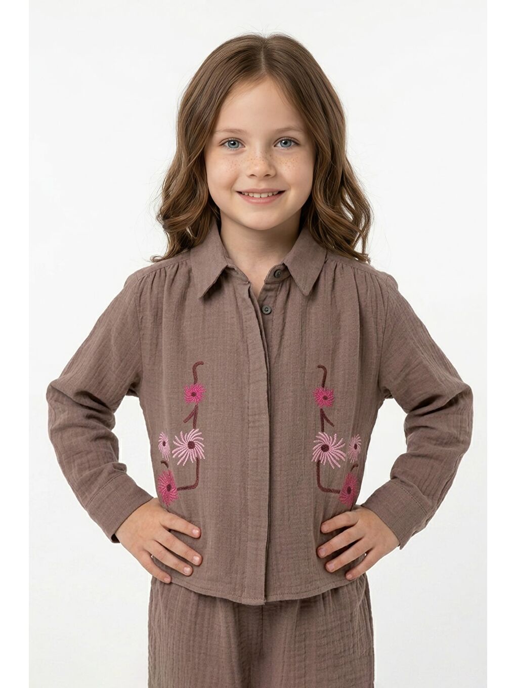 Kahverengi Çiçek Nakışlı Müslin Kumaş Kız Çocuk Gömlek