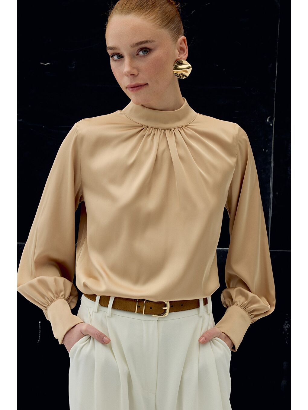 Kahverengi Yaka Detaylı Saten Bluz - Camel-5