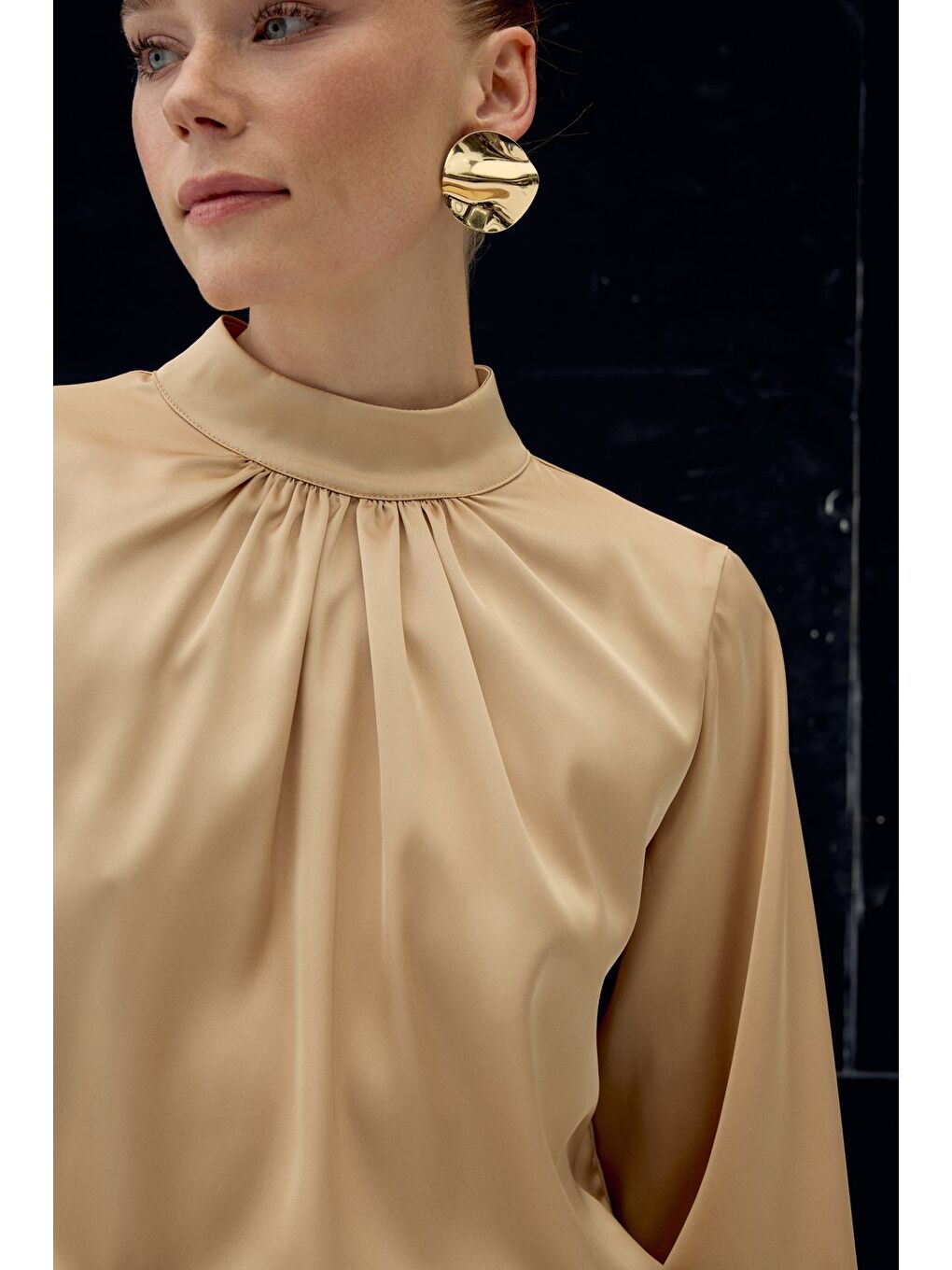 Kahverengi Yaka Detaylı Saten Bluz - Camel-6
