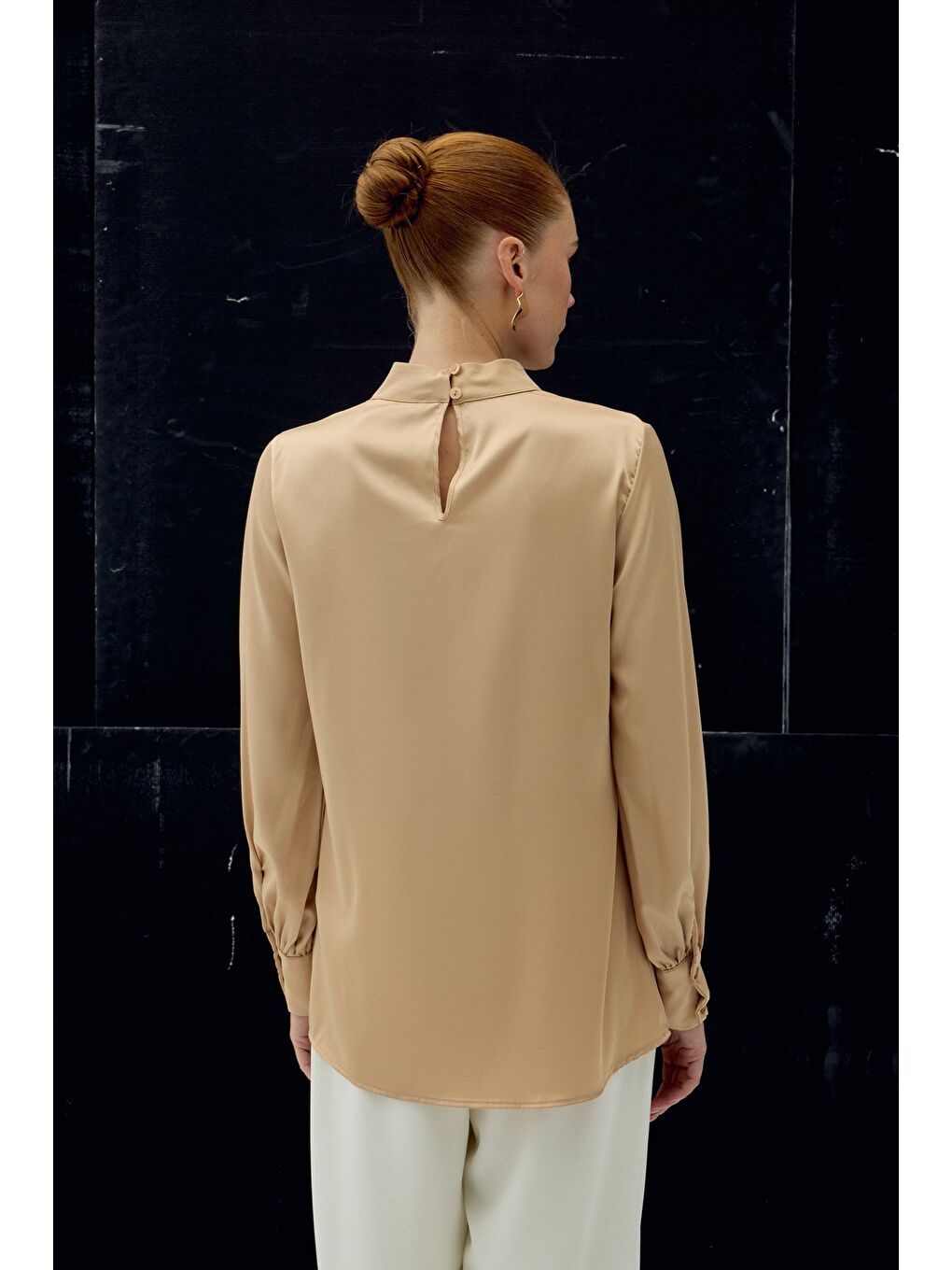 Kahverengi Yaka Detaylı Saten Bluz - Camel-7