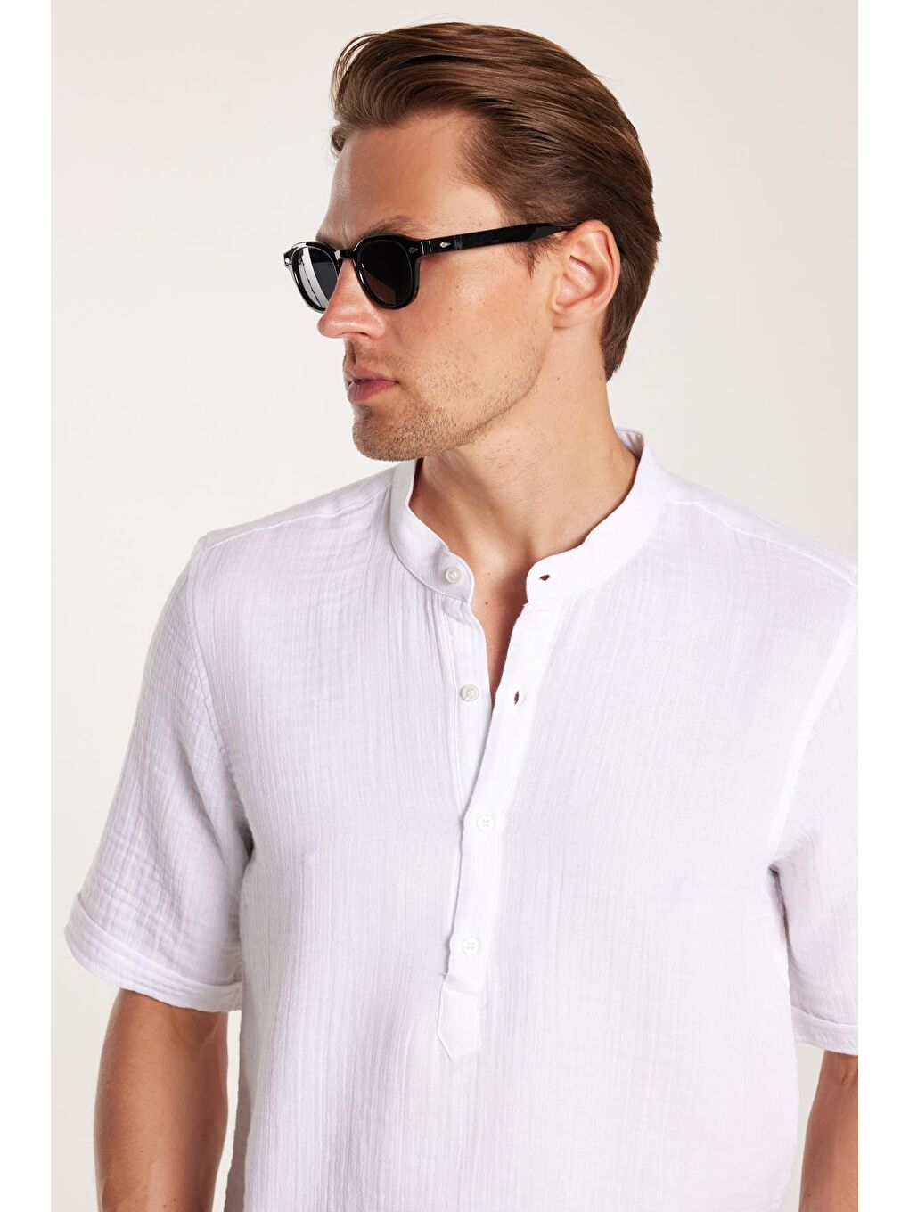 Erkek Regular Fit Klasik Kesim Müslin Kumaş Yarım Patlı Kısa Kollu Hakim Yaka Beyaz Gömlek-1