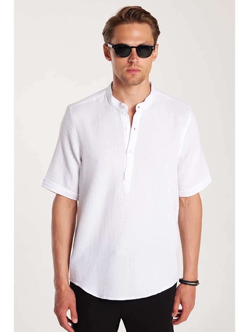 Erkek Regular Fit Klasik Kesim Müslin Kumaş Yarım Patlı Kısa Kollu Hakim Yaka Beyaz Gömlek-3