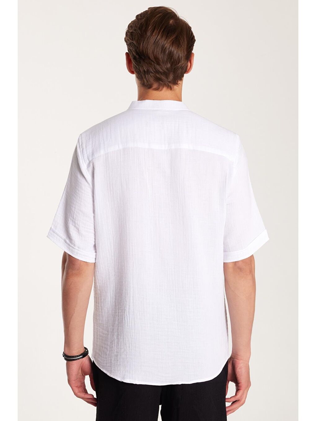 Erkek Regular Fit Klasik Kesim Müslin Kumaş Yarım Patlı Kısa Kollu Hakim Yaka Beyaz Gömlek-4