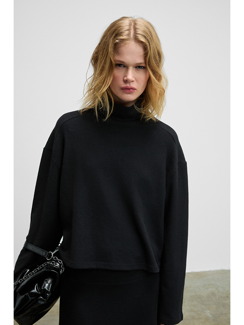 Ploruns Kadın Yumuşak Ve Esnek Kumaşlı Balıkçı Yaka Siyah Sweatshirt-2