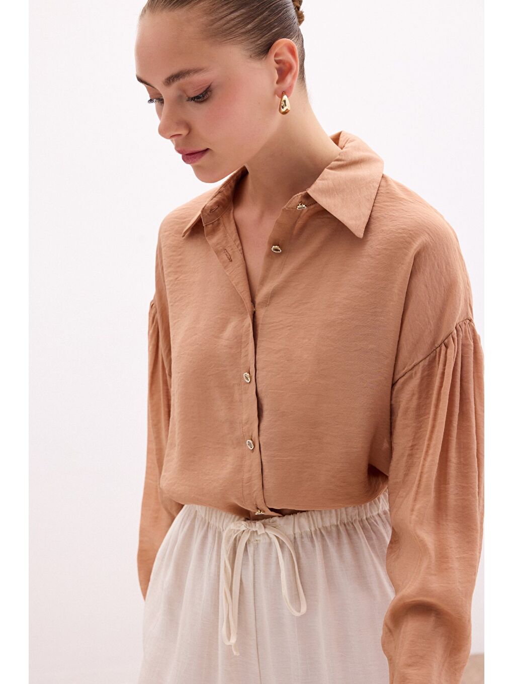 Kahverengi Düğme Aksesuarlı İnce Gömlek - Camel-5