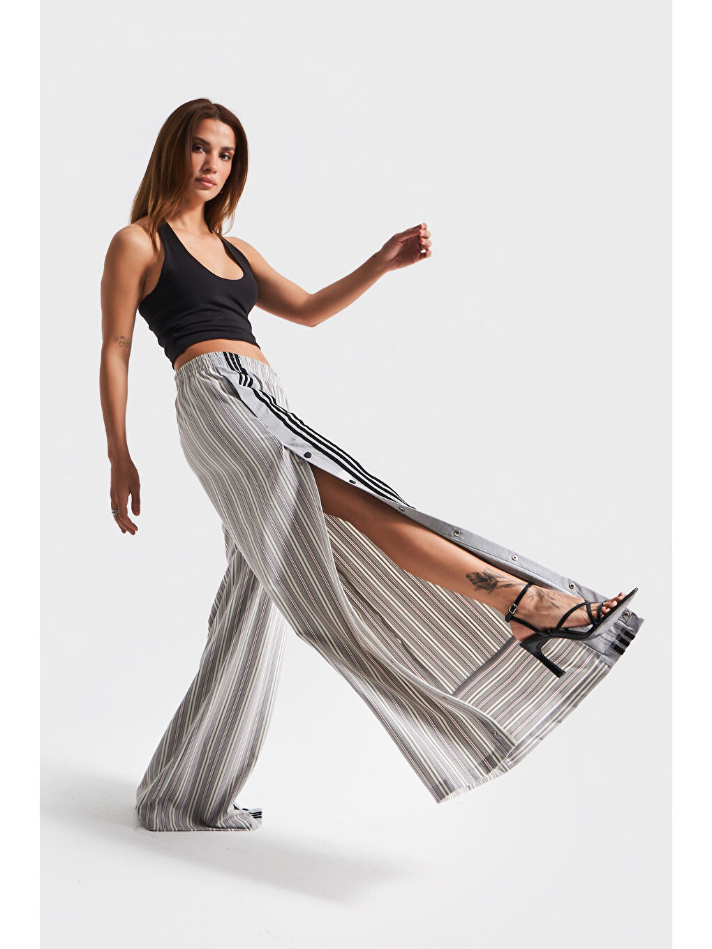 Kadın Kırmızı Beyaz Çizgili Renk Yandan Düğmeli Palazzo Fit Bol Kesim Tasarım Pantolon-2