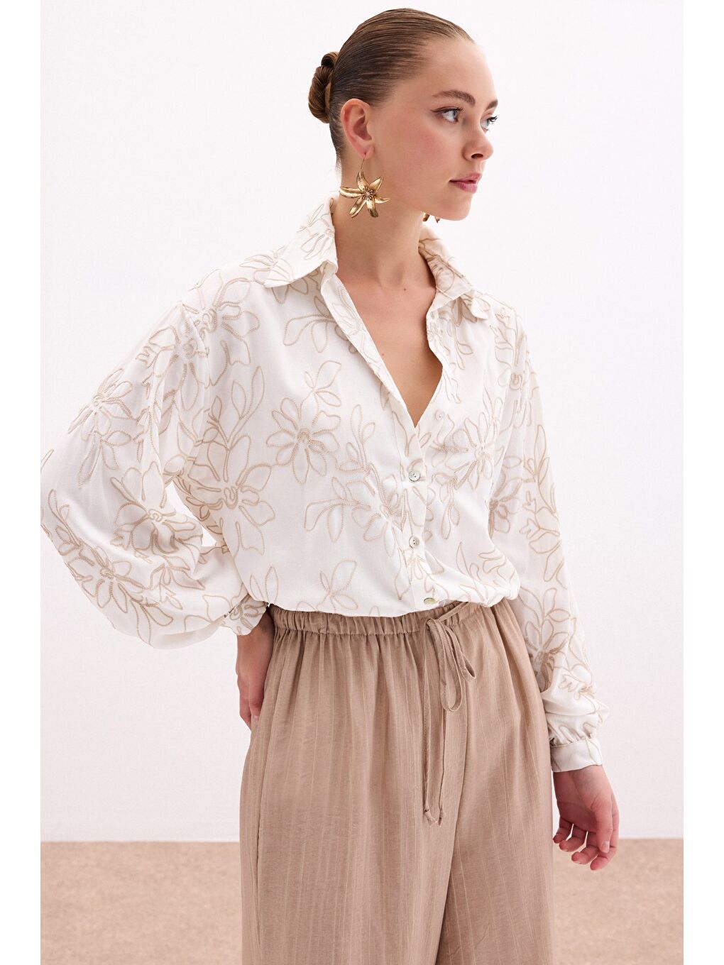 Çiçek Nakışlı Viskon Gömlek - Bej