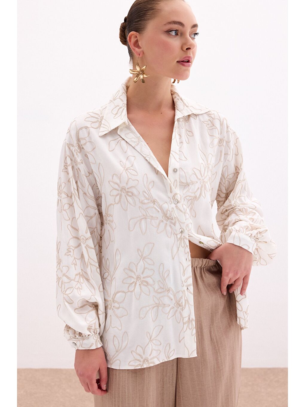 Çiçek Nakışlı Viskon Gömlek - Bej-1