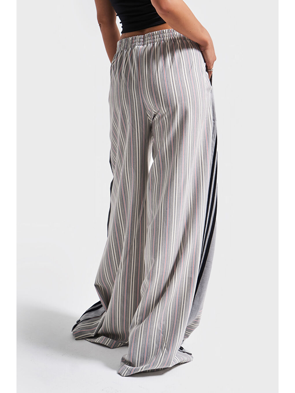 Kadın Kırmızı Beyaz Çizgili Renk Yandan Düğmeli Palazzo Fit Bol Kesim Tasarım Pantolon-4