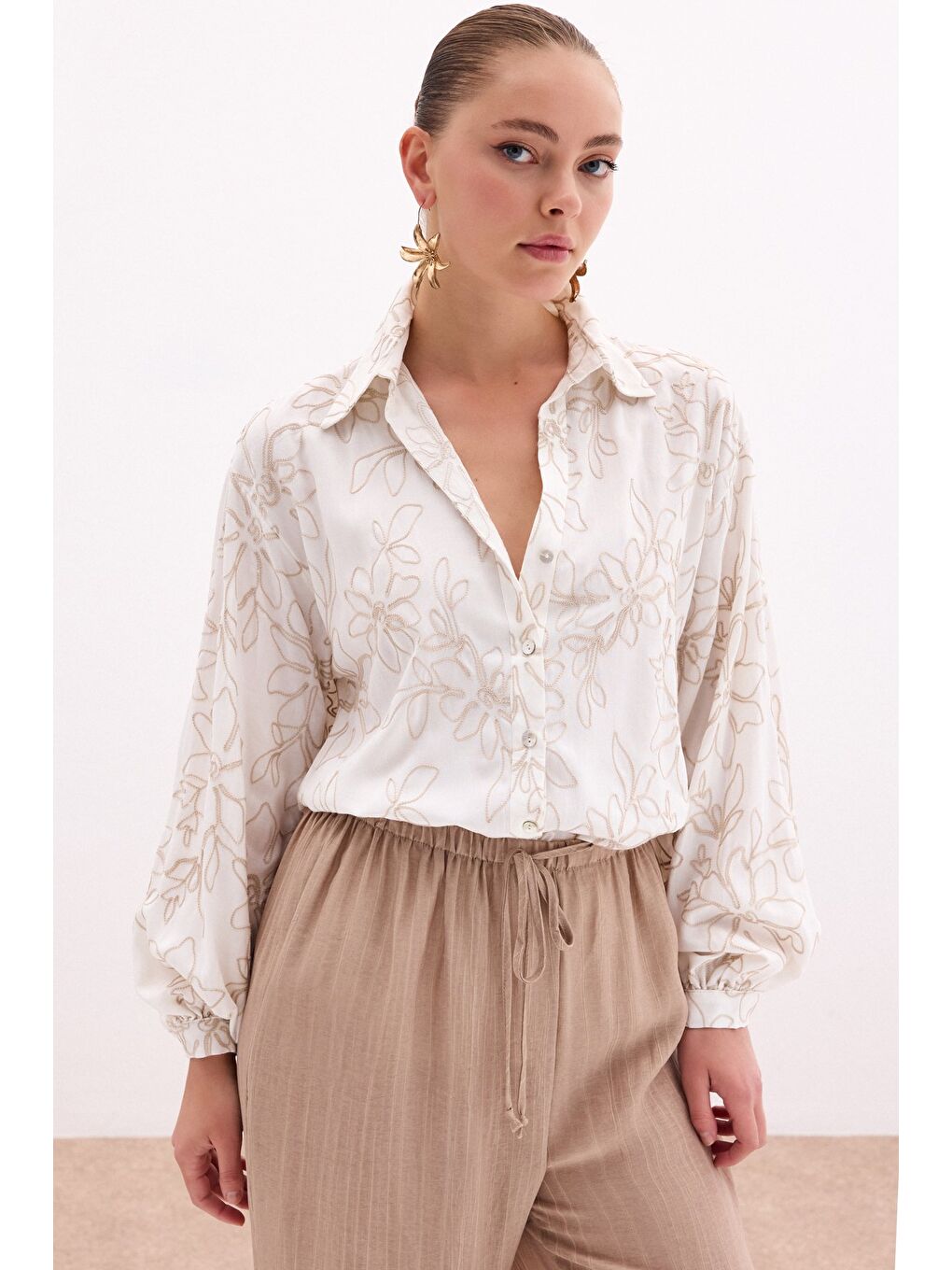 Çiçek Nakışlı Viskon Gömlek - Bej-6