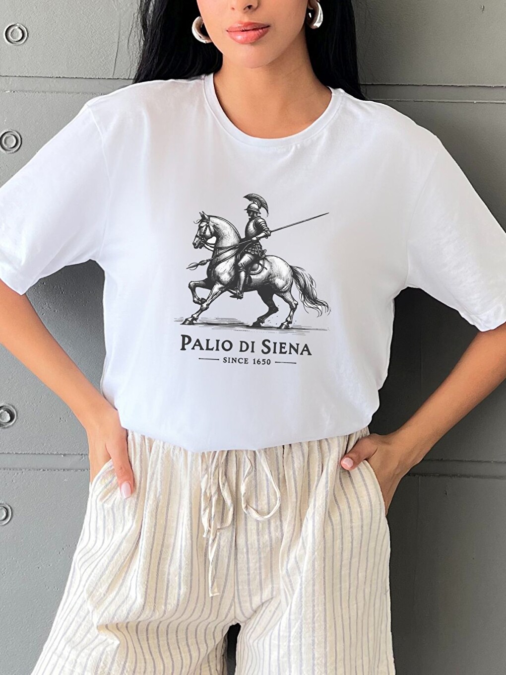 Beyaz Palio Di Siena At Baskılı Yapay Zeka Tasarımı Penye Oversize %100 Pamuk Kadın Tişört @BlahxAi