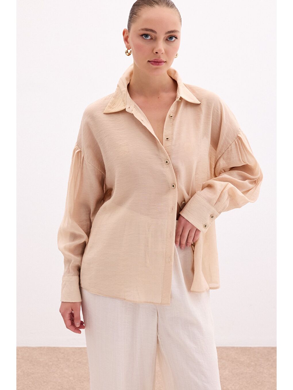 Düğme Aksesuarlı İnce Gömlek - Bej-1
