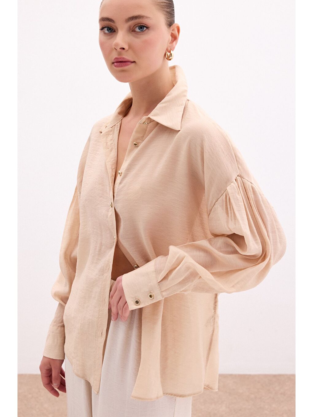 Düğme Aksesuarlı İnce Gömlek - Bej-2