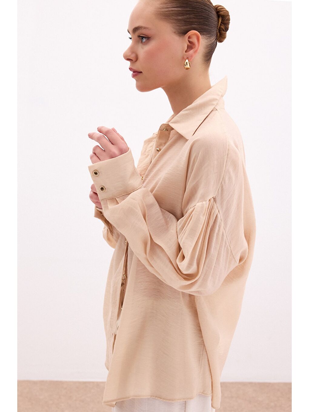 Düğme Aksesuarlı İnce Gömlek - Bej-3