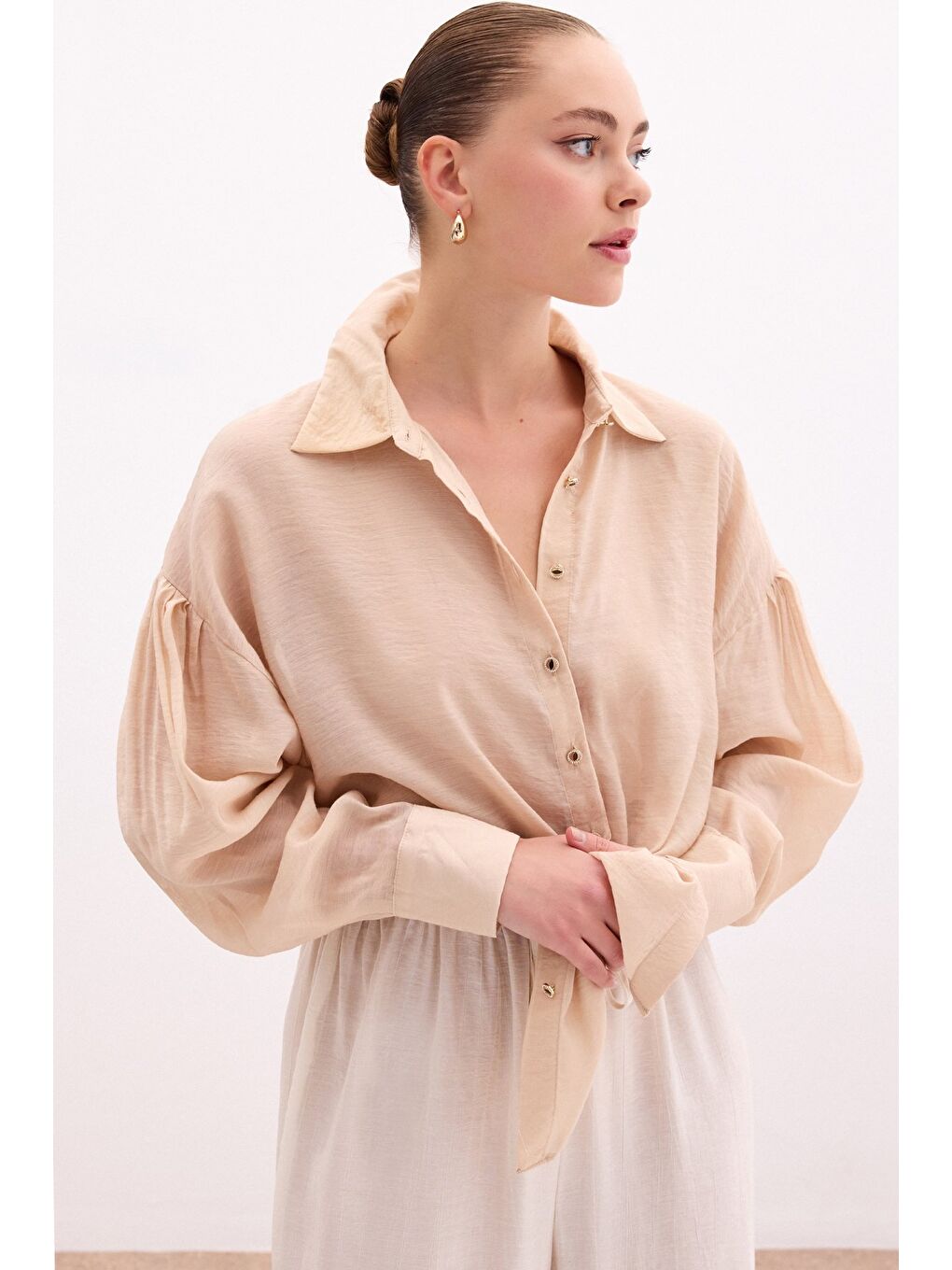 Düğme Aksesuarlı İnce Gömlek - Bej-4