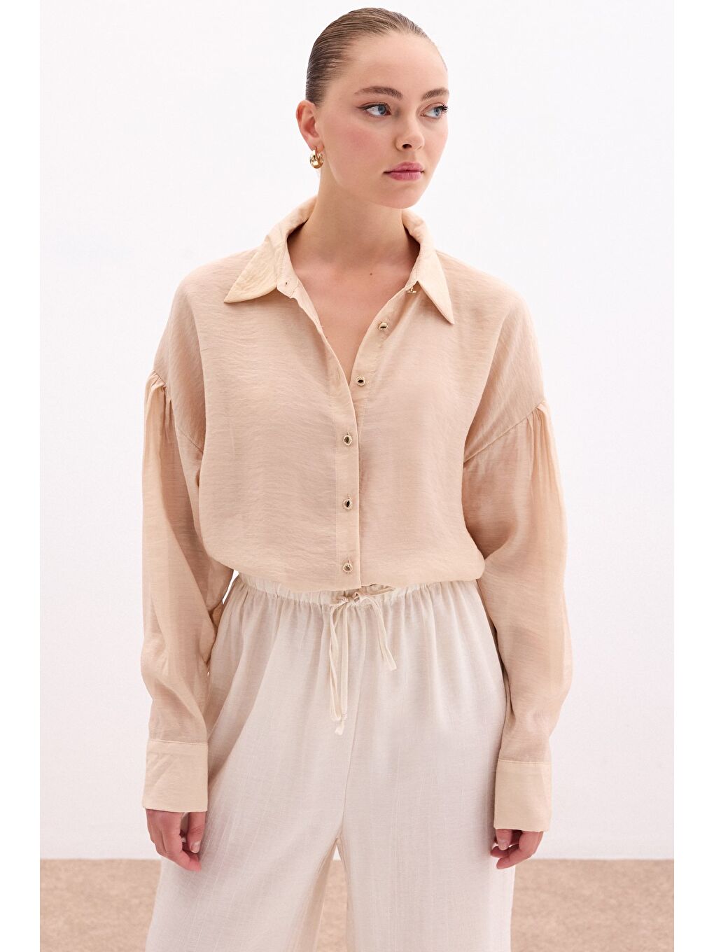 Düğme Aksesuarlı İnce Gömlek - Bej-5