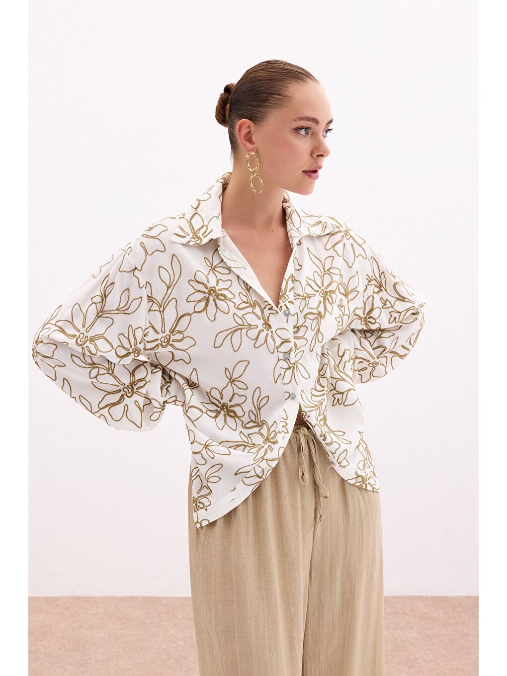Çiçek Nakışlı Viskon Gömlek - Haki-1