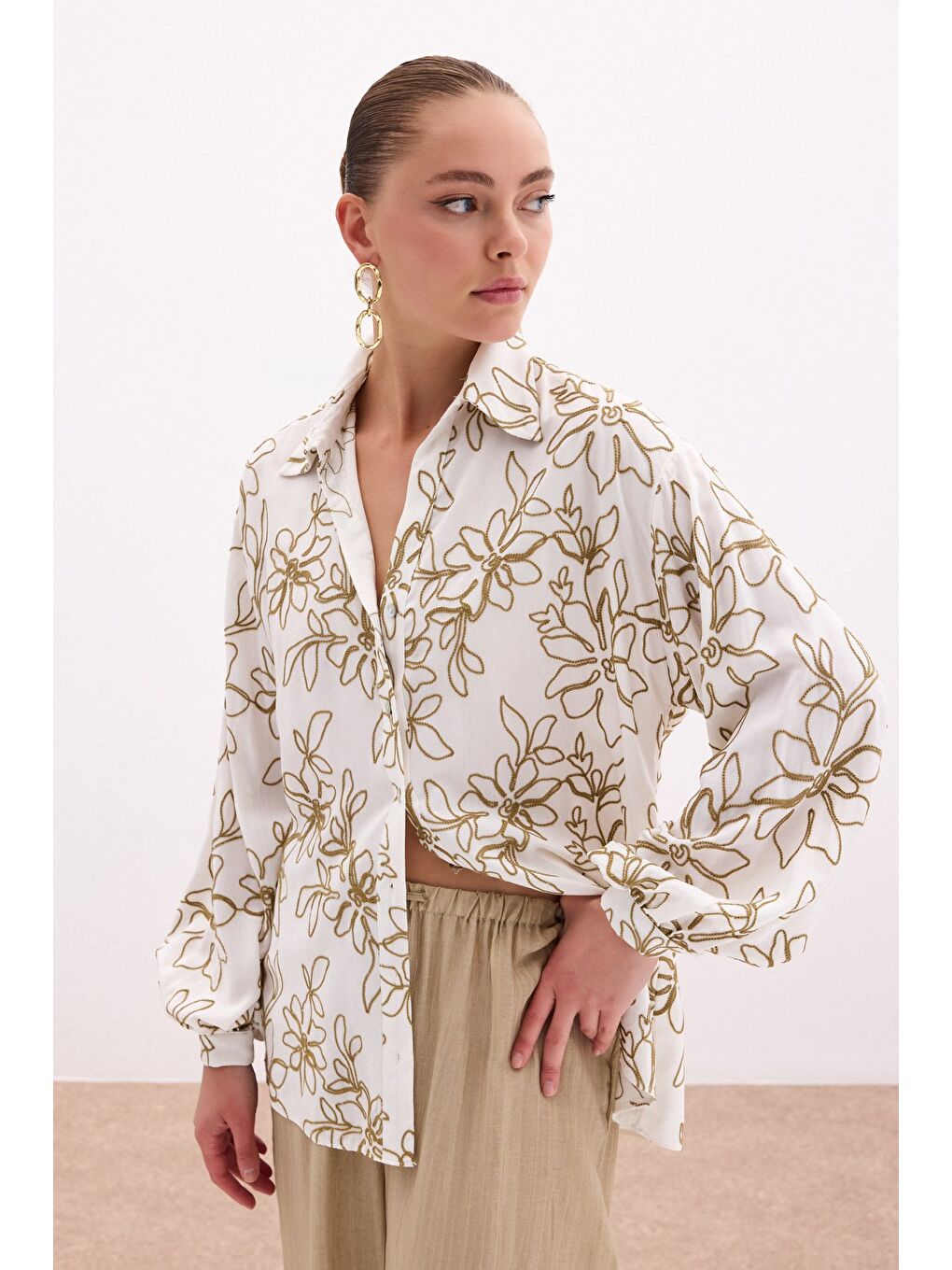 Çiçek Nakışlı Viskon Gömlek - Haki-3