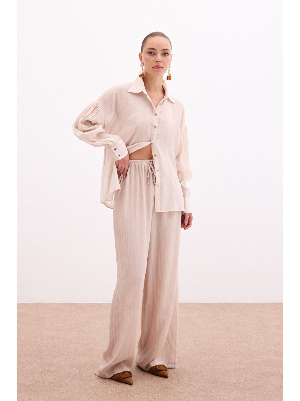 Bej Düğme Aksesuarlı İnce Gömlek - Taş-1