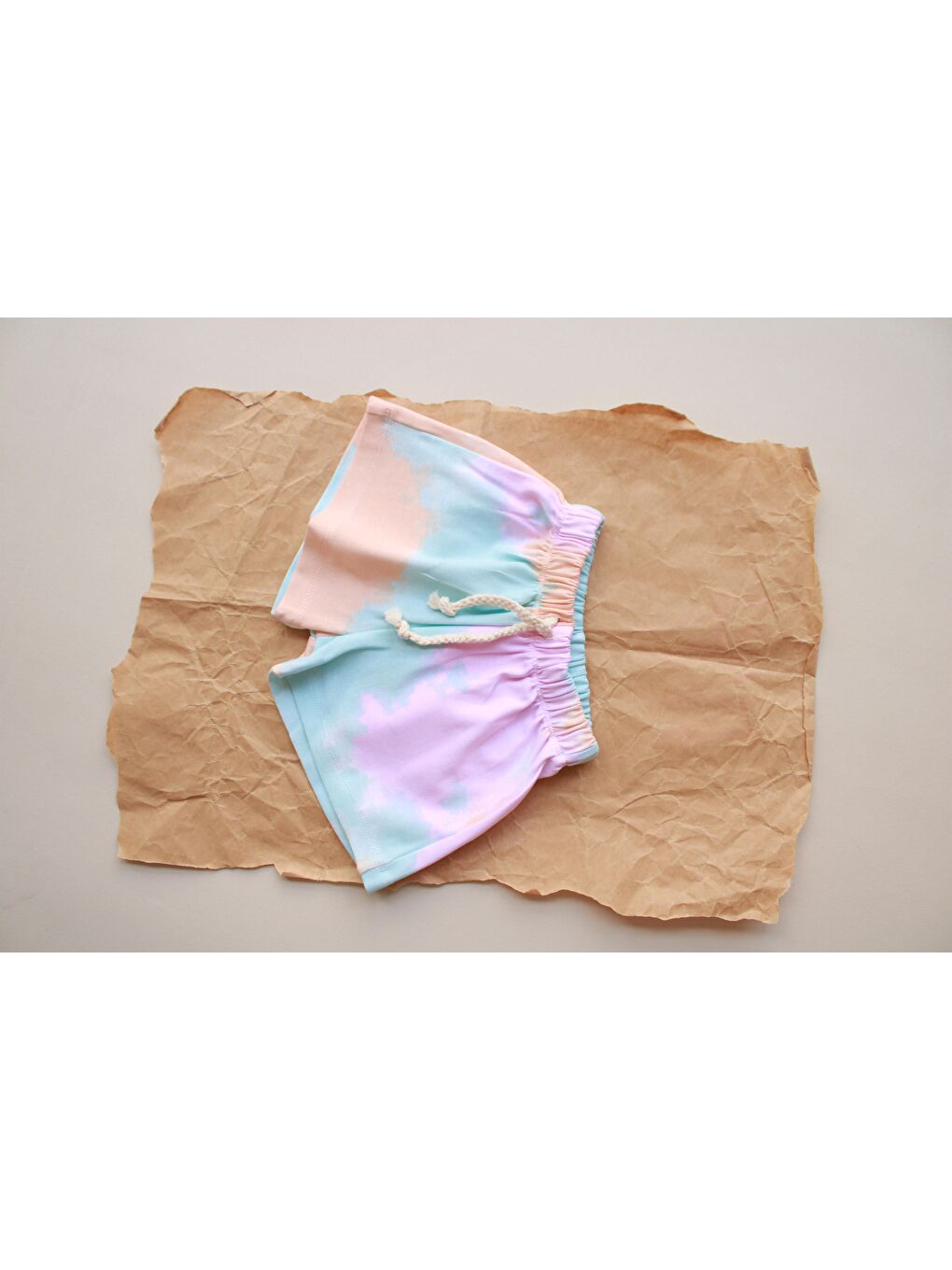 Bej Batik Desenli Basic Şort