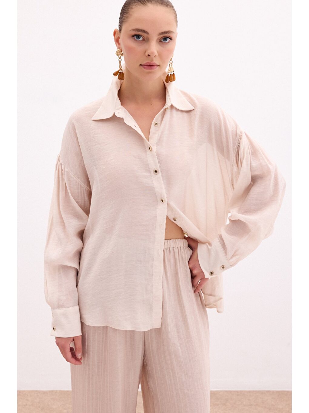 Bej Düğme Aksesuarlı İnce Gömlek - Taş-2