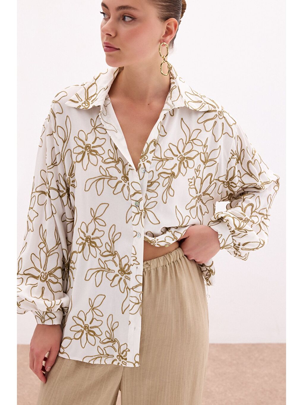 Çiçek Nakışlı Viskon Gömlek - Haki-5