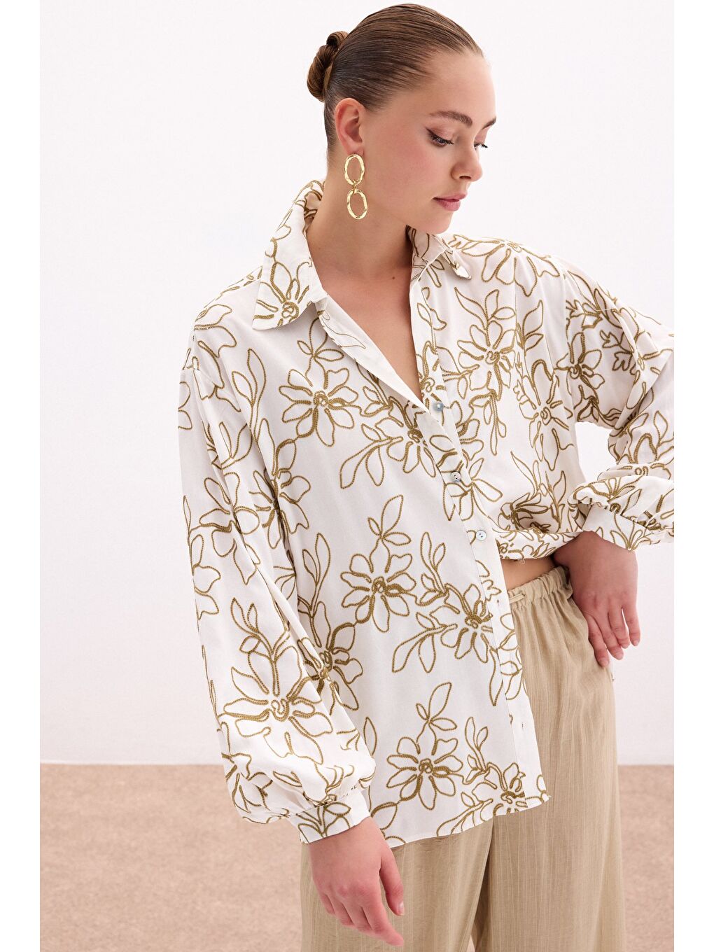 Çiçek Nakışlı Viskon Gömlek - Haki-6