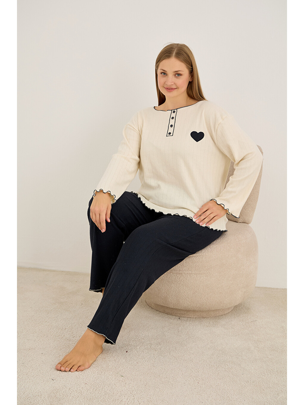 Lacivert Kalp Nakışlı Büyük Beden Örme İnterlok Pijama Takım25228002-1